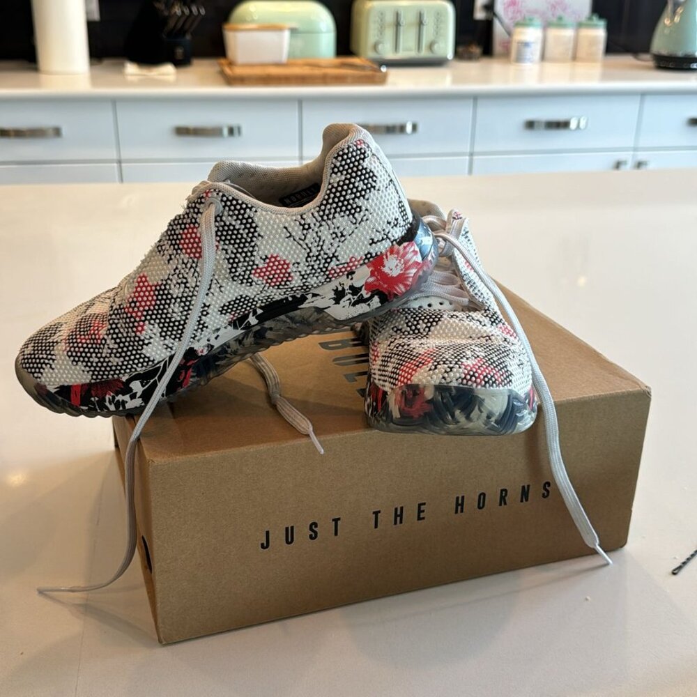 No Bull Ladies Shoes Size 7.5